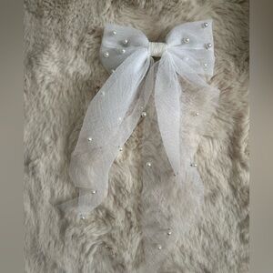 Pearl bow hair clip
